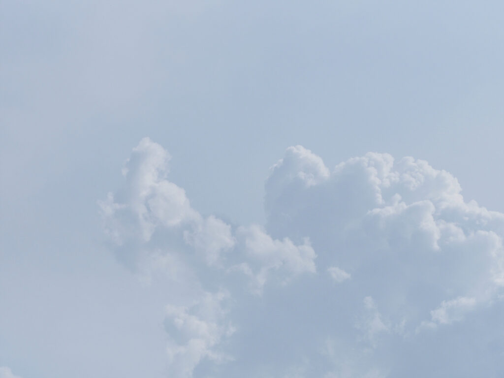 가운뎃손가락 모양의 구름