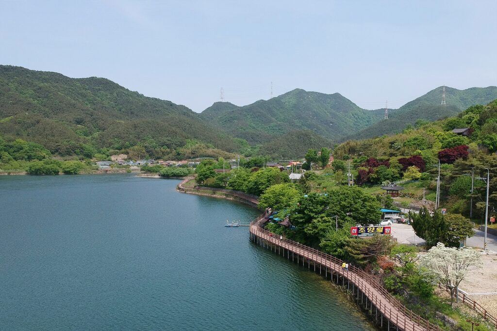 저수지를 상공에서 내려다 본 사진. 오른쪽에 나무 데크로 된 산책로가 있다.