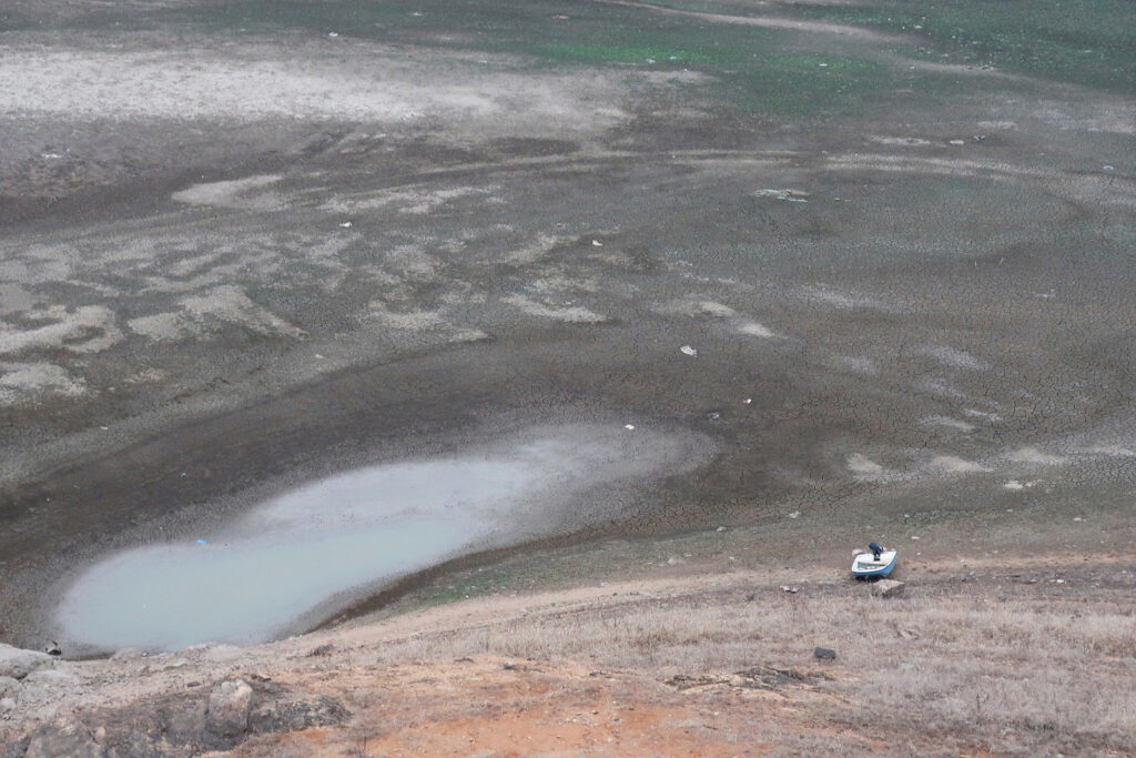 바닥이 드러난 호수와 작은 보트.