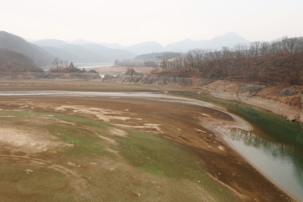 바닥이 드러난 옥정호. 원래는 물에 잠겨 있었어야 할 바위 부분도 물 위로 드러나 있다.
