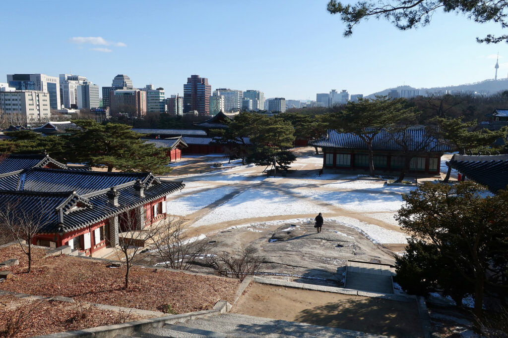 창경궁 통명전 뒤쪽 언덕길에서 궁역을 내려다 본 풍경. 하늘이 맑고 땅엔 잔설이 있다.