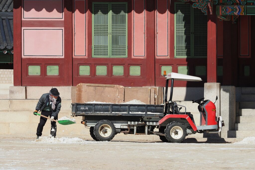 창덕궁에서 잔설을 삽으로 치우는 관리원.