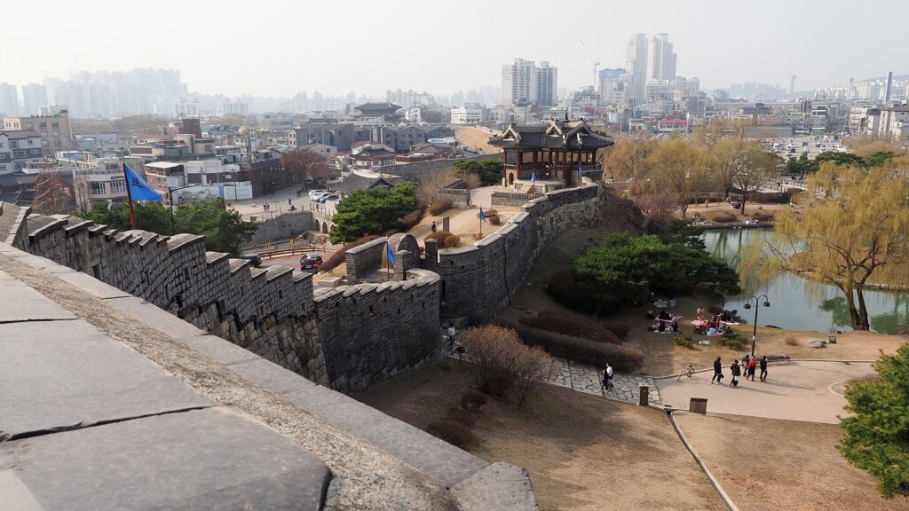 도심에 밀착해 있는 수원 화성 성벽. 오른쪽은 용연, 가운데 누각이 방화수류정이다.