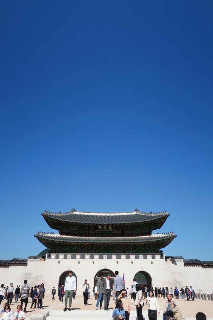 수많은 관람객이 찾은 서울 광화문 위로 구름 한 점 없는 푸른 하늘이 펼쳐져 있다.