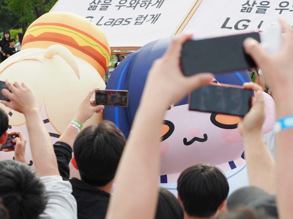 징버거와 릴파의 빵떡 아바타 외형을 한 풍선 인형들을 둘러싸고 팬들이 사진을 찍고 있다.