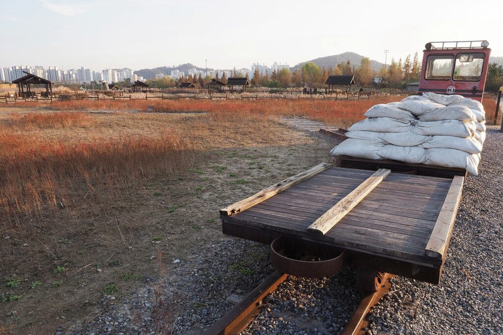 철도 궤도 위에 올려져 있는 소금운반용 열차인 '가시렁차'를 뒤에서 바라본 모습.