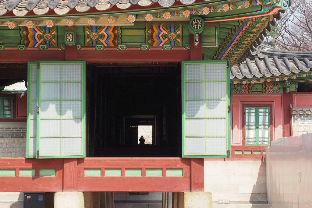 창호 개방 행사가 진행 중인 창덕궁의 한 전각. 맞은편에 사람 실루엣이 보인다.