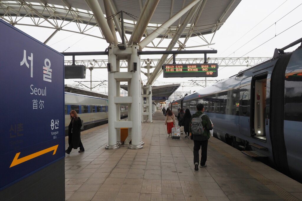 서울역 플랫폼 모습. 파란 계통의 색으로 칠해진 KTX-이음 열차가 정차해 있고 사람들이 탑승하고 있다.