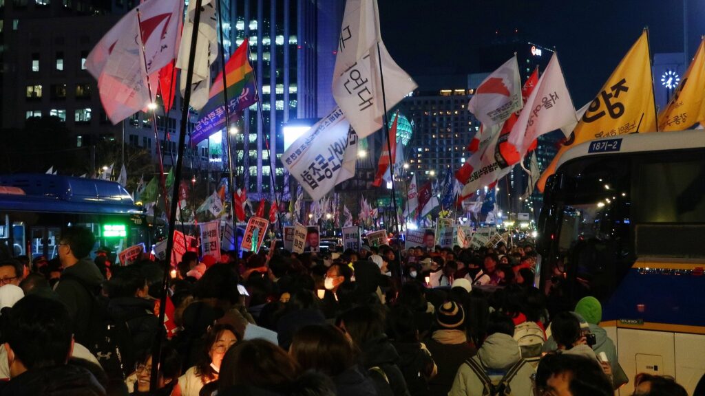 세종대로를 행진하는 시민들.