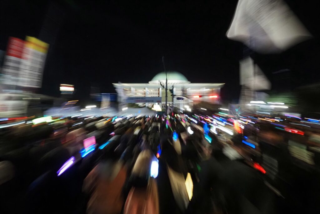 국회의사당을 향해 빛이 모여드는 모습.