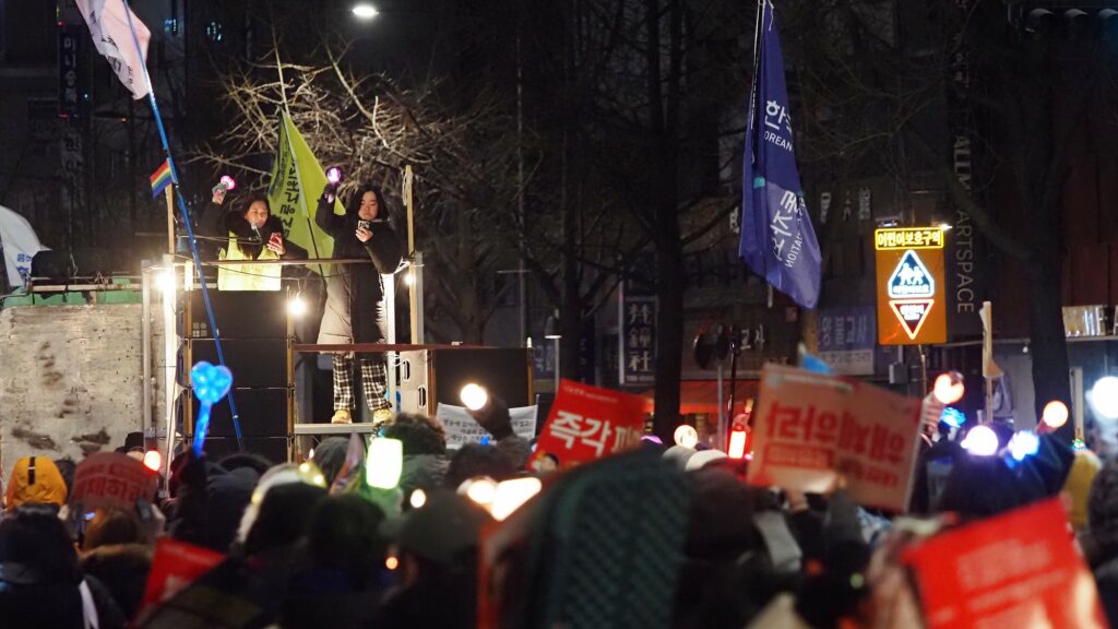 행진하는 시민들과 그들을 이끄는 차량.