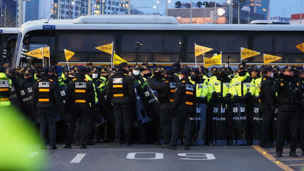 방패를 든 경찰들이 도로를 완전히 막고 통제하고 있다.
