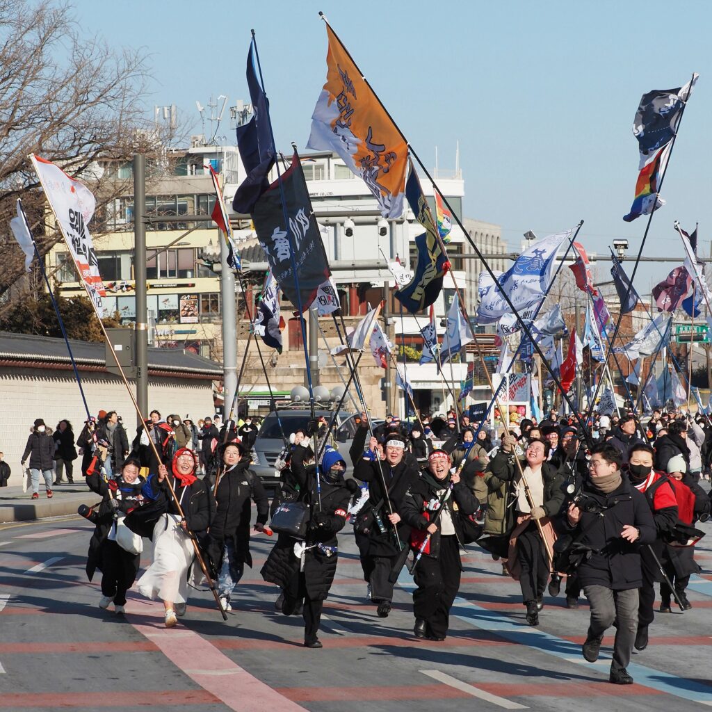 깃발을 들고 달려오는 시민들.