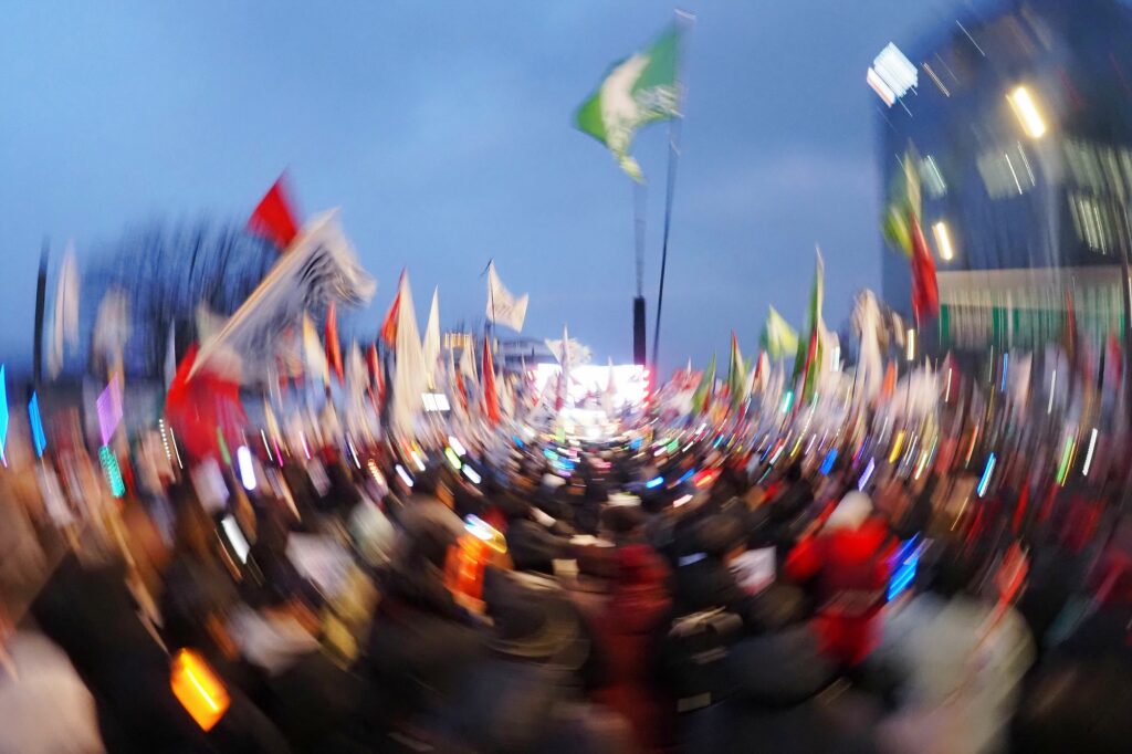 수많은 응원봉 불빛이 회전하는 듯한 이미지.