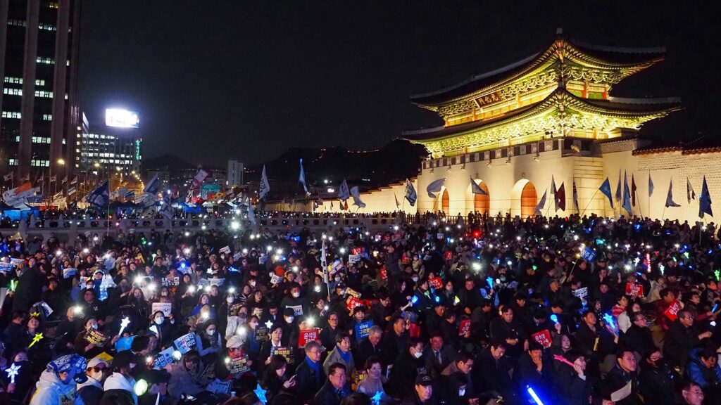 광화문 앞을 수놓은 수많은 시민들과 응원봉 불빛들.